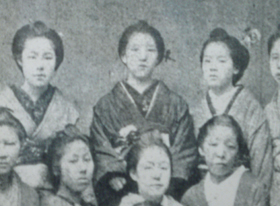 Ichiyô en el centro, a los 14 años de edad