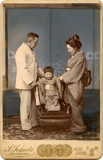 1896. Lafcadio Hearn con su esposa Setsu y su primer hijo Kazuo, en Kobe, fotografía de Sōta Ichida (1843-1896).