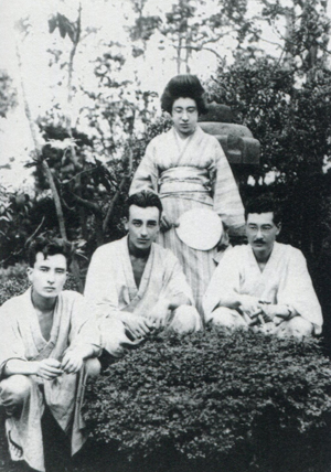 Hijos de Hearn, ya en edad adulta. En la primera fila desde la izquierda: el tercer hijo, Kiyoshi; el segundo hijo, Iwao; el hijo mayor, Kazuo; detrás, su hermana pequeña Suzuko.