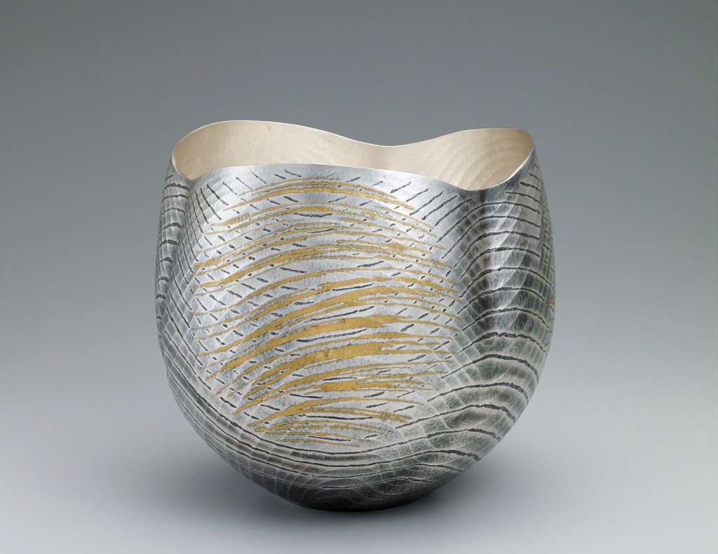 "Sonido del viento", florero de plata de Osumi Yukie, 2014. Martillado de plata con "nunome zogan" (incrustaciones con impronta textil) de plomo y oro. 